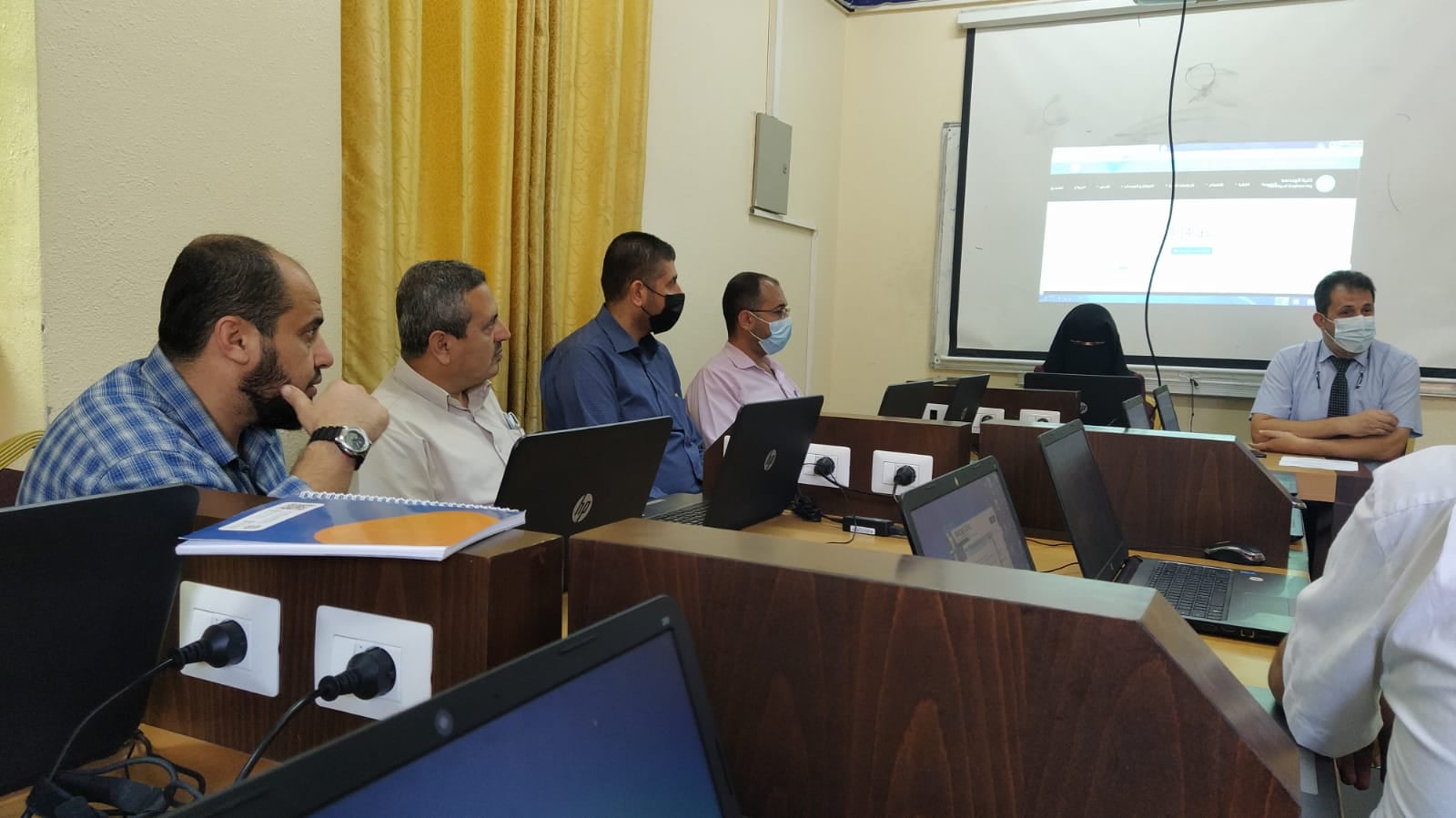 *عمادة الجودة والتطوير تفتتح دورة تدريبية حول إدارة الصفحات الإلكترونية*